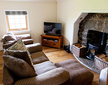 Culla Cottage contains a comfortable living room with Woodburning Stove